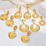 Retro threaded stainless steel earrings, light luxury, high-end exaggerated earrings, designed vacation ear studs.