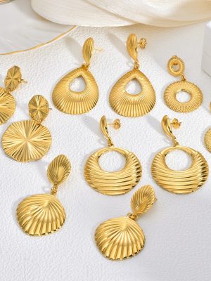 Retro threaded stainless steel earrings, light luxury, high-end exaggerated earrings, designed vacation ear studs.