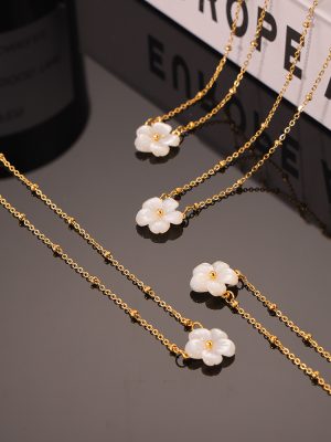 Chic Elegant and Personalized Temperament Cold Necklace White Sea Shell Flower Pendant Clip Bead Necklace Stainless Steel Ornament
