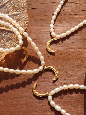 French Fashionable Natural Freshwater Short Pearl Necklace Stainless Steel Gold-Plated Moon Necklace Personalized All-Match Mom Accessories