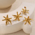 New Cold Stainless Steel 18K Gold Plating Shaped Flower Shape Earrings Design Female Stud Earrings Ornament