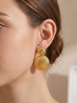 Light-luxury, high-end hammered-surface round stainless-steel earrings—bold gold, vintage heart-shaped, polished design.