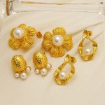 High-end stainless steel 18k gold flower stud earrings inlaid with pearls, women’s luxury-look ear accessories.