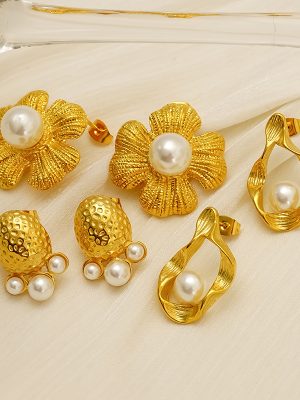High-end stainless steel 18k gold flower stud earrings inlaid with pearls, women’s luxury-look ear accessories.