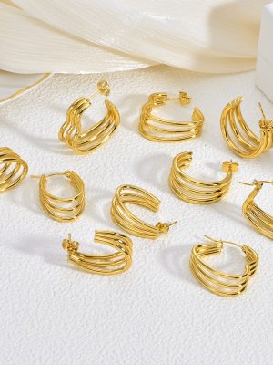 High-end stainless steel earrings, exaggerated earrings for women, versatile gold stud earrings in a heart shape.