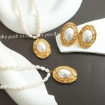 French Entry Lux Freshwater Pearl Necklace Stainless Steel Gold-Plated Embossed Oval Inlaid Imitation Earrings Jewelry Set