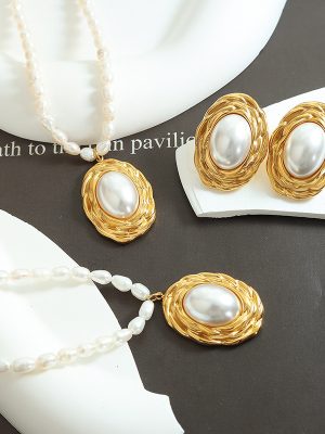French Entry Lux Freshwater Pearl Necklace Stainless Steel Gold-Plated Embossed Oval Inlaid Imitation Earrings Jewelry Set