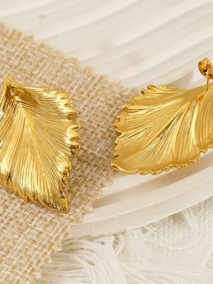 New lightweight luxury stainless steel earrings for women, high-end leaf-shaped, vintage, and new Chinese-style stud earrings.