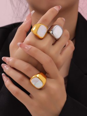Hepburn Elegant Gentle Temperament Wide Pasta Finger Ring Inlaid White Shell Design Stainless Steel Gold-Plated Open Ring