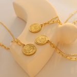 Crown Queen Avatar Necklace Female Personality Simple English round Plate Pendant Clavicle Chain Jewelry