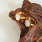 French Style Retro White Sea Shell Charming Ring Bracelet Plated 18 Real Gold Stainless Steel Index Finger Ring Ornament A256