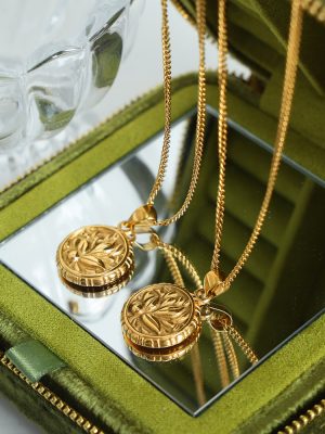 New Premium Retro Personalized round Floral Stainless Steel Pendant Necklace All-Match Clavicle Chain Ornament