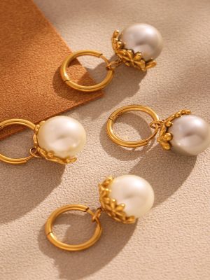 Selected Seamless Shell Pearls Small Flower Earrings Simple Ear Clip Exquisite Small Stainless Steel 18K Gold Earrings