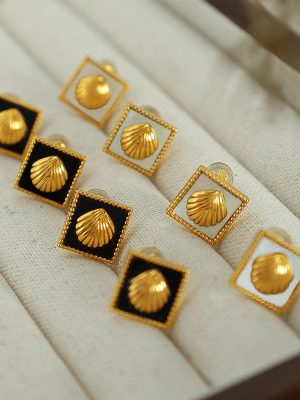 Light Luxury Black Gold Square Embossed Shell Cube Sugar Stud Earrings Color Retaining Stainless Steel Earrings Temperament Autumn and Winter