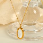 New round White Shell Oval Pendant Necklace Simple Design Commuter Girl