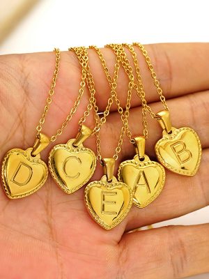 Stainless steel 26-letter heart necklace, women’s elegant and versatile pendant.