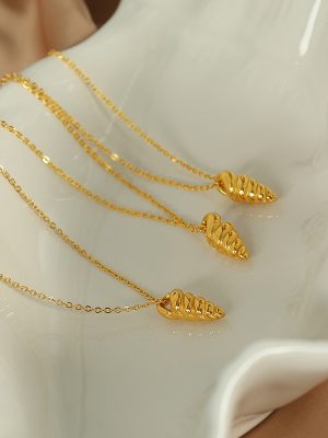 Design Thread Necklace Women's Light Luxury Non-Fading Stainless Steel Clavicle Chain Conch Pendant Gold Plated 18K