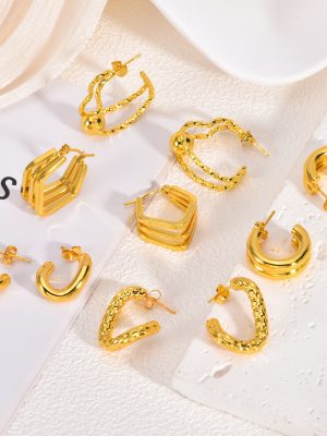 Autumn/Winter vintage stainless steel earrings for women, light luxury, high-end gold-tone retro exaggerated earrings, design ear studs.