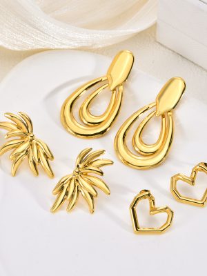 Stainless steel earrings, gold-colored exaggerated earrings, women's autumn/winter vintage ornament for commuting.