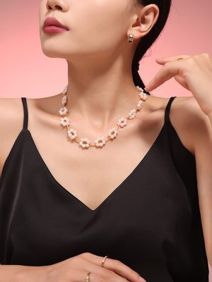 French Style New Sweet Freshwater Pearl Flower Necklace Women's Design Necklace Light Luxury Stainless Steel Clavicle Chain