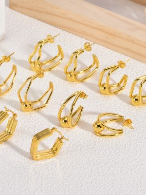 Stainless steel earrings, retro gold asymmetric stud earrings, heart-shaped design, suitable for work or everyday wear.