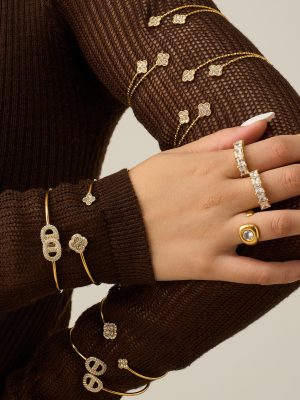 Light Luxury Stainless Steel Rhinestone Open-Ended Bracelet 18K Gold Plated Single Flower Bracelet Design Commuter Bracelet