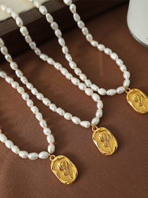 French Freshwater Rice Pearl Necklace Elegance Retro Rose Embossed Elegant Gentle Exquisite and Versatile