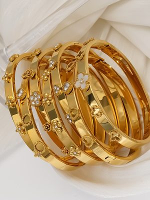 Stainless steel four-leaf clover diamond-studded bracelet for women, high-end flower and heart clasp bangle, light luxury style.