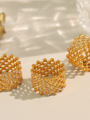 Retro Artistic Personality Honeycomb Hollow Design Inlaid Czech Diamond Stainless Steel Gold-Plated Ring