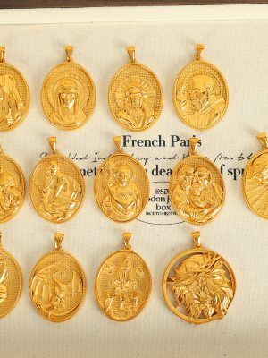 Retro Three-Dimensional Relief Figure round Plate Pendant Stainless Steel Plated 18K Gold DIY Ornament Accessories