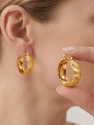 Retro vertical-striped stainless steel earrings, exaggerated high-end gold hemp flowers chain ear ornaments, light luxury geometric line ear clips.