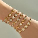 Light Extravagant Love Heart Flower Inlaid Zircon Chain Stainless Steel Gold Plated Premium Female Accessories Bracelet Combination