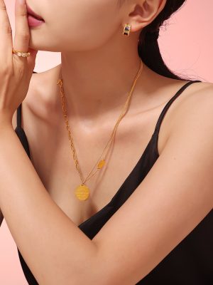 Western Queen Mother Vintage Oval Letter Pendant OT Buckle Necklace Cold Stitching Double-Layer Stainless Steel Color-Retaining Clavicle Chain