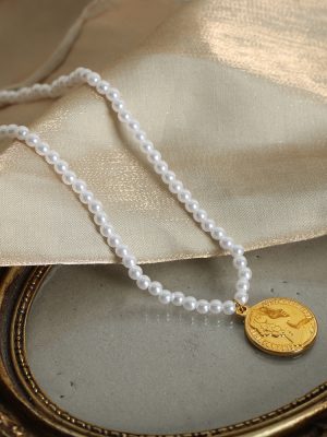 New Retro Affordable Luxury Stainless Steel Gold Plated Imitation Pearl Portrait Pendant Beaded Necklace Ornament Women